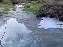 Мощный порыв воды в посёлке Красный: шахтинцы остались без водоснабжения