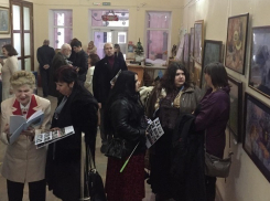 Более  150 уникальных работ представлено на художественной  выставке «Зимняя радуга» в Шахтинском краеведческом музее