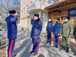 Камуфляж, лампасы, папаха или кубанка: чем современная форма шахтинских казаков отличается от амуниции предков