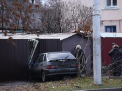 В Шахтах «четырнадцатой» проехала на «красный» и врезалась в забор