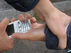 Силой и угрозами пытался отобрать телефон на остановке у шахтинца 32-летний грабитель