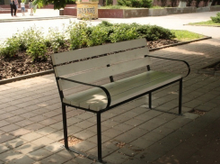 В Шахтах появились новые лавочки на улице Шевченко 