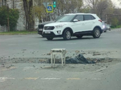 Яму на дороге в центре Шахт просто закидали мусором и поставили рядом табуретку