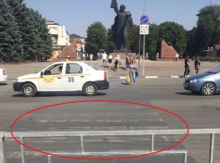 Несмотря на закрытый забором переход шахтинцы продолжают идти по дороге