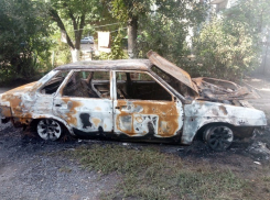Сразу три автомобиля пострадало в пожаре под Шахтами