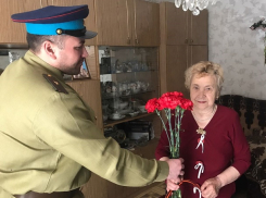 Ветерана Нину Моисееву поздравили с праздником и помогли вспомнить дух эпохи
