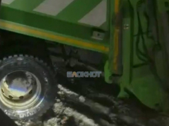 Мусоровоз застрял из-за наледи на дороге по улице Свободы в Шахтах