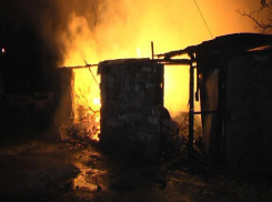 В Шахтах сгорела хозпостройка