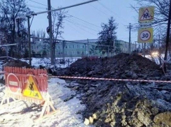 Перекрыли поворот у школы №8 из-за аварийных работ в Шахтах 