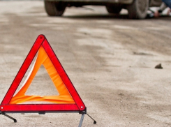 В Шахтах автоледи на «Опель Астра» врезалась в дерево на Маяковского