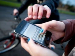 В Шахтах грабитель отобрал у женщины телефон