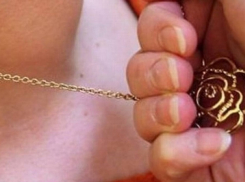 Шахтинец насильно сорвал с женщины золотой кулон с цепочкой, стоимостью 60 тысяч рублей