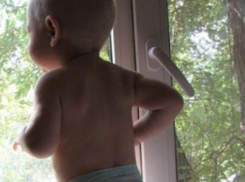 В Шахтах из окна третьего этажа вывалилась годовалая девочка