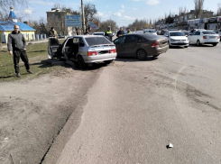 В Шахтах на Артеме столкнулись две легковушки: пострадал пассажир