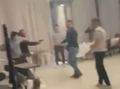 В сети распространяется видео с массовой дракой в ресторане в Шахтах