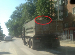 Разбрасывая во все стороны пыль, камни и мусор ездят по Шахтам грузовики