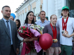 С караваем и песнями встретили чемпионов Паралимпиады в Шахтах