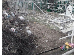 Гору мусора обнаружила шахтинка на могиле отца