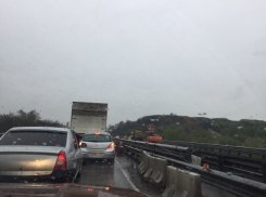 Недалеко от Шахт на трассе скопилась многокилометровая пробка