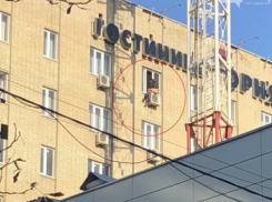 «Сидела, свесив ноги с кондиционера на 9-м этаже и плакала»: шахтинка решила свести счеты с жизнью