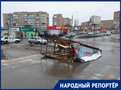 В поселке ХБК в Шахтах рухнула рекламная конструкция