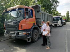 В Шахтах более 30 водителей и владельцев автотранспорта привлечены к административной ответственности за нарушения перевозки грузов