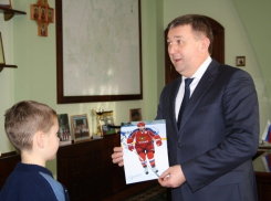 Владимир Путин подарил свою фотографию с автографом школьнику из Шахт