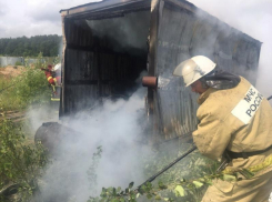 Огонь угрожал жилым домам: поздним вечером в Шахтах загорелась бесхозная постройка