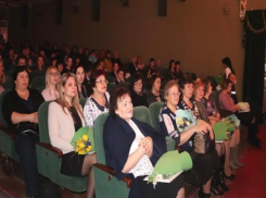 С наступающим праздником 8 марта поздравили шахтинок в городском театре