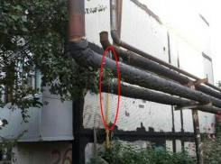 Горячая вода из трубы  течет по улице в Шахтах уже несколько дней