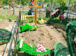 В Шахтах на поселковом кладбище произошел акт вандализма