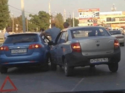 Две легковые машины столкнулись на ХБК в Шахтах