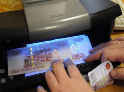 Гастролер из Сальска расплатился в Шахтах двумя фальшивыми пятитысячными купюрами