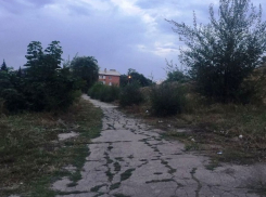 На отсутствие уличного освещения по дороге в школу жалуются жители поселка Поповка в Шахтах