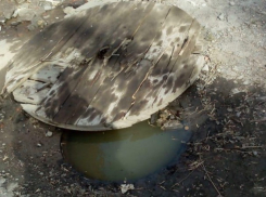 «Течет ручей...»: шахтинцы пожаловались на прорвавшиеся нечистоты