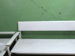 «Стены лопаются, потолок обваливается» - ужаснулись состоянию детской больницы жители Шахт