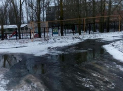 Дорогу к детскому саду в Шахтах заливает поток канализации