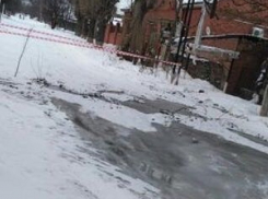 Несколько дней течет вода около детского сада «Рябинушка» в Шахтах