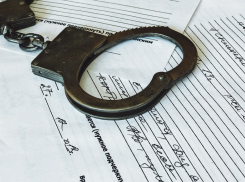 «Будешь приносить мне 50 тысяч каждый месяц»: в Шахтах полицейский «крышевал» наркоторговца