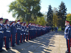 Погоны вручили новоиспеченным шахтинским кадетам на мемориале «Жертвам фашизма»