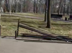 Александровский парк в Шахтах продолжают разносить подростки