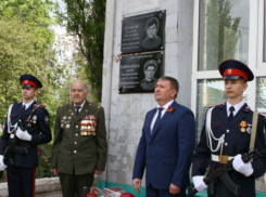 В шахтинской школе № 5 в память о выпускниках установили мемориальные доски