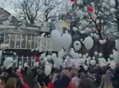 Тысячи белых шаров памяти запустили шахтинцы над Александровским парком