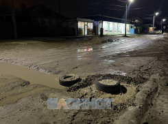 Доступ к домам на улице Дачной в Шахтах ограничен из-за глубоких выбоин на дороге