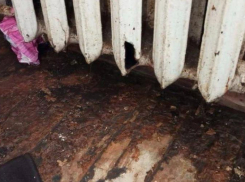 Затопило подъезд и квартиры жилого дома в Шахтах из-за прорыва трубы