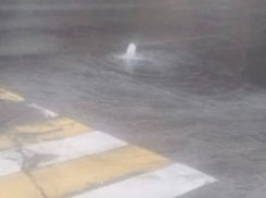 В Шахтах жизнь «бьет фонтаном»: затопило главную улицу 