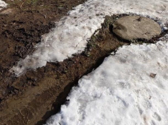 В поселке ХБК в Шахтах порыв питьевой воды бежит сразу в канализацию