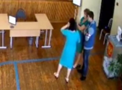 Вбросившая бюллетени в день выборов сотрудница школы продолжает занимать должность