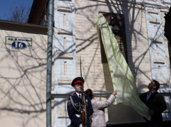 На доме где жил Василий Алексеев в Шахтах торжественно открыли памятную доску