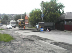 В Шахтах в районе 1-го пересечения начат ремонт дороги